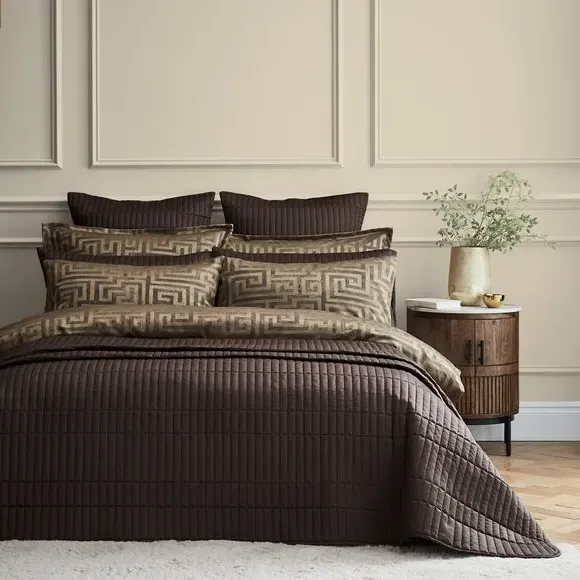 Quilted Bedspread with Floral Design - Brown