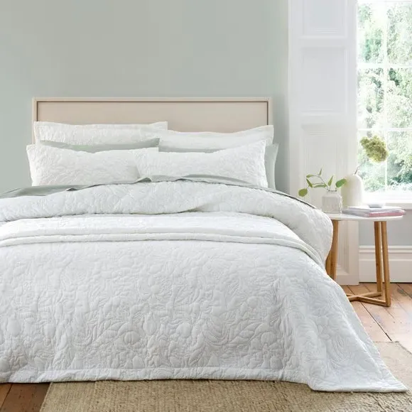 Quilted Bedspread with Floral Design - White