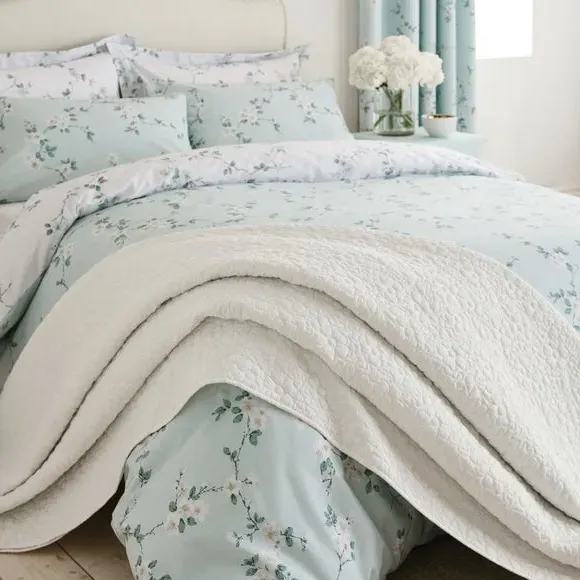 Quilted Bedspread with Floral Pattern - White