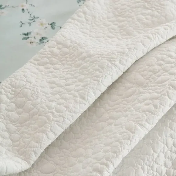 Quilted Bedspread with Floral Pattern - White