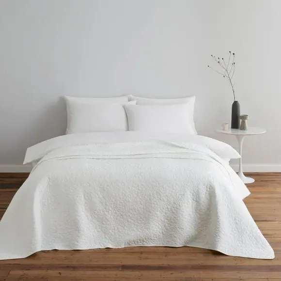Quilted Bedspread with Floral Pattern - White image