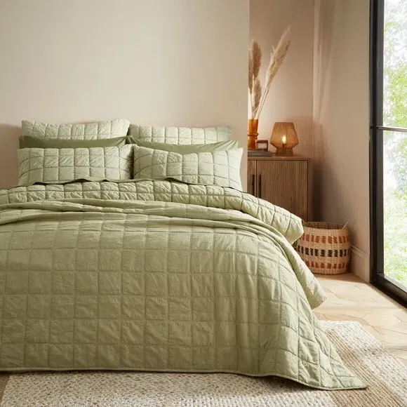 Quilted Bedspread with Grid Texture - Soft Olive