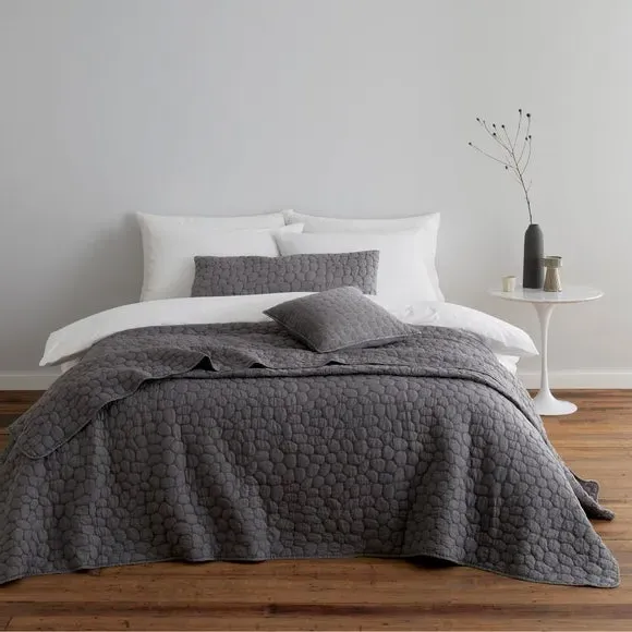 Quilted Bedspread with Pebble Design - Charcoal image