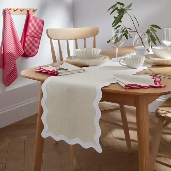 Reversible Table Runner with Scallop Edge - Cream image