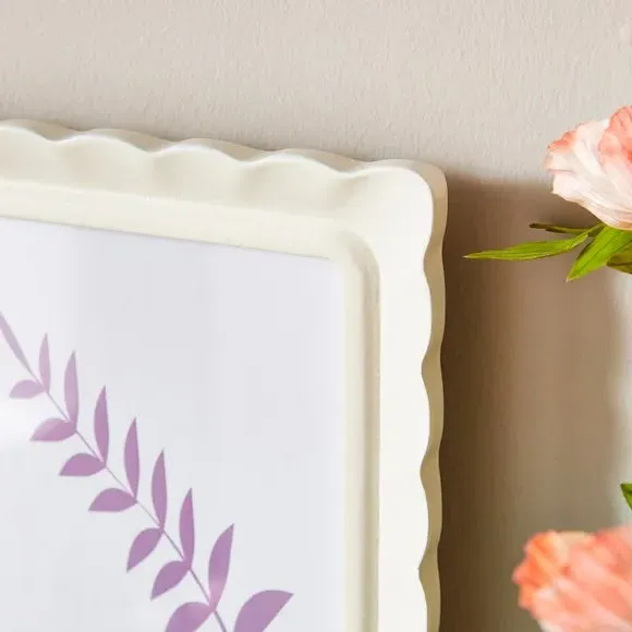 Scalloped Photo Frame - White