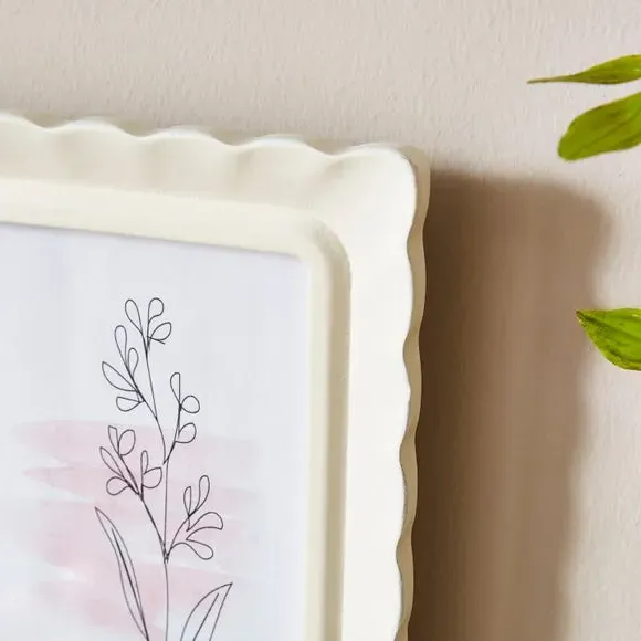 Scalloped Photo Frame - White