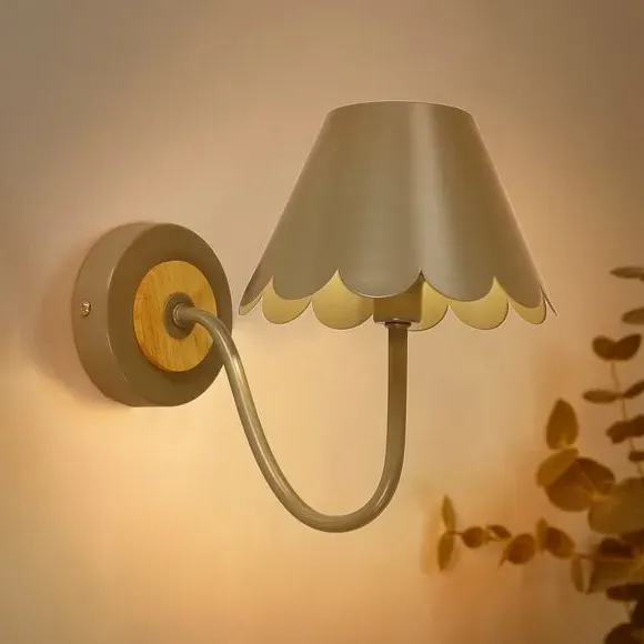 Scalloped Wall Light - Green, Metal