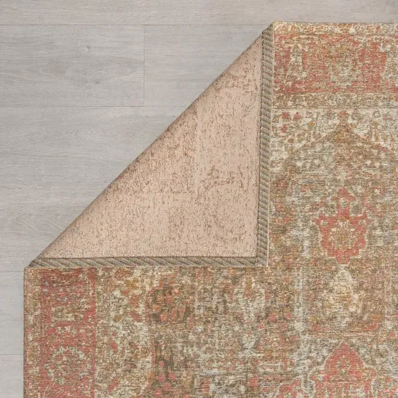 Traditional Rug with Distressed Design - Pink
