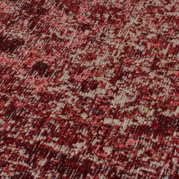 Traditional Rug with Distressed Design - Red