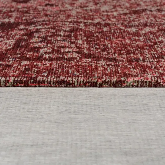 Traditional Rug with Distressed Design - Red