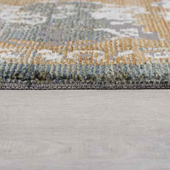 Traditional Rug with Distressed Pattern - Green