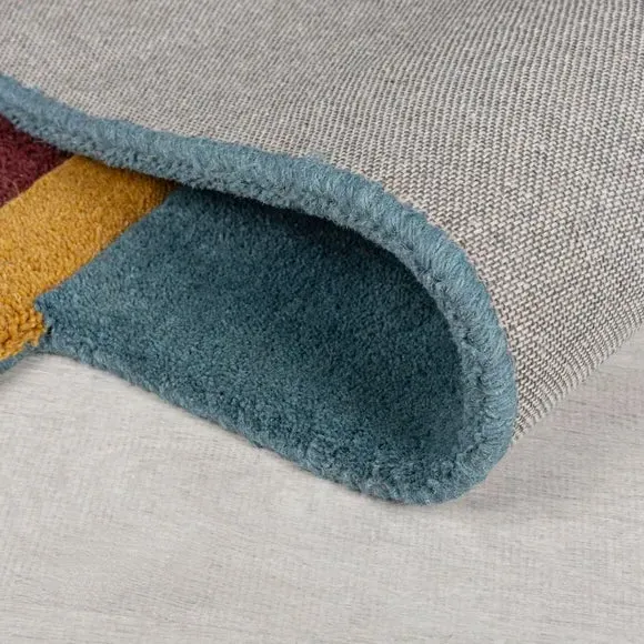 Shaped Wool Rug with Geometric Pattern - Multicoloured