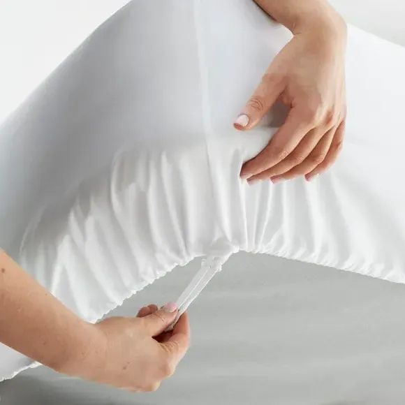 Toggle Fitted Sheet with Pull-Tight - White