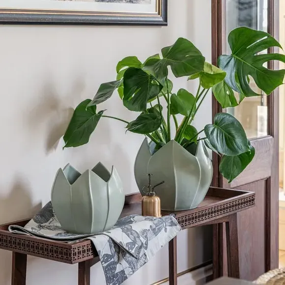 Round Plant Pot with Leaf Design - Green