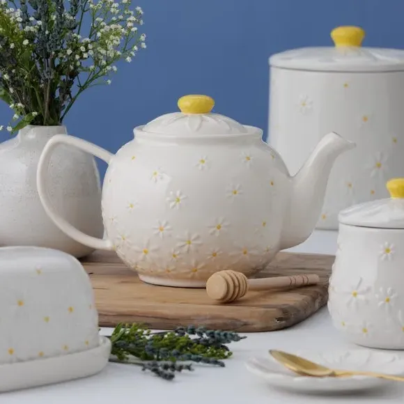 6 Cup Teapot with Daisy Design - White