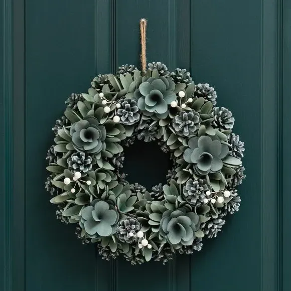 38cm Artificial Wreath - Green, Wood Shavings