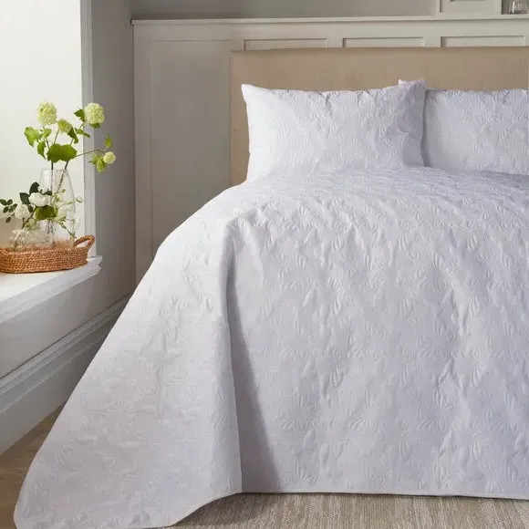 Quilted Bedspread with 3D Butterfly Print - White image