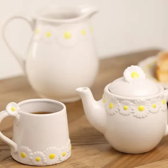 Daisy Teapot with Polka Dots - White, Ceramic image