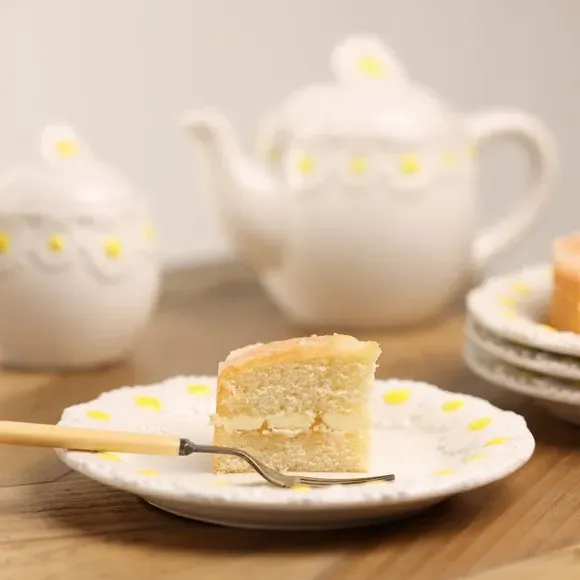 Set of 4 Dinner Plates with Daisy Design - White