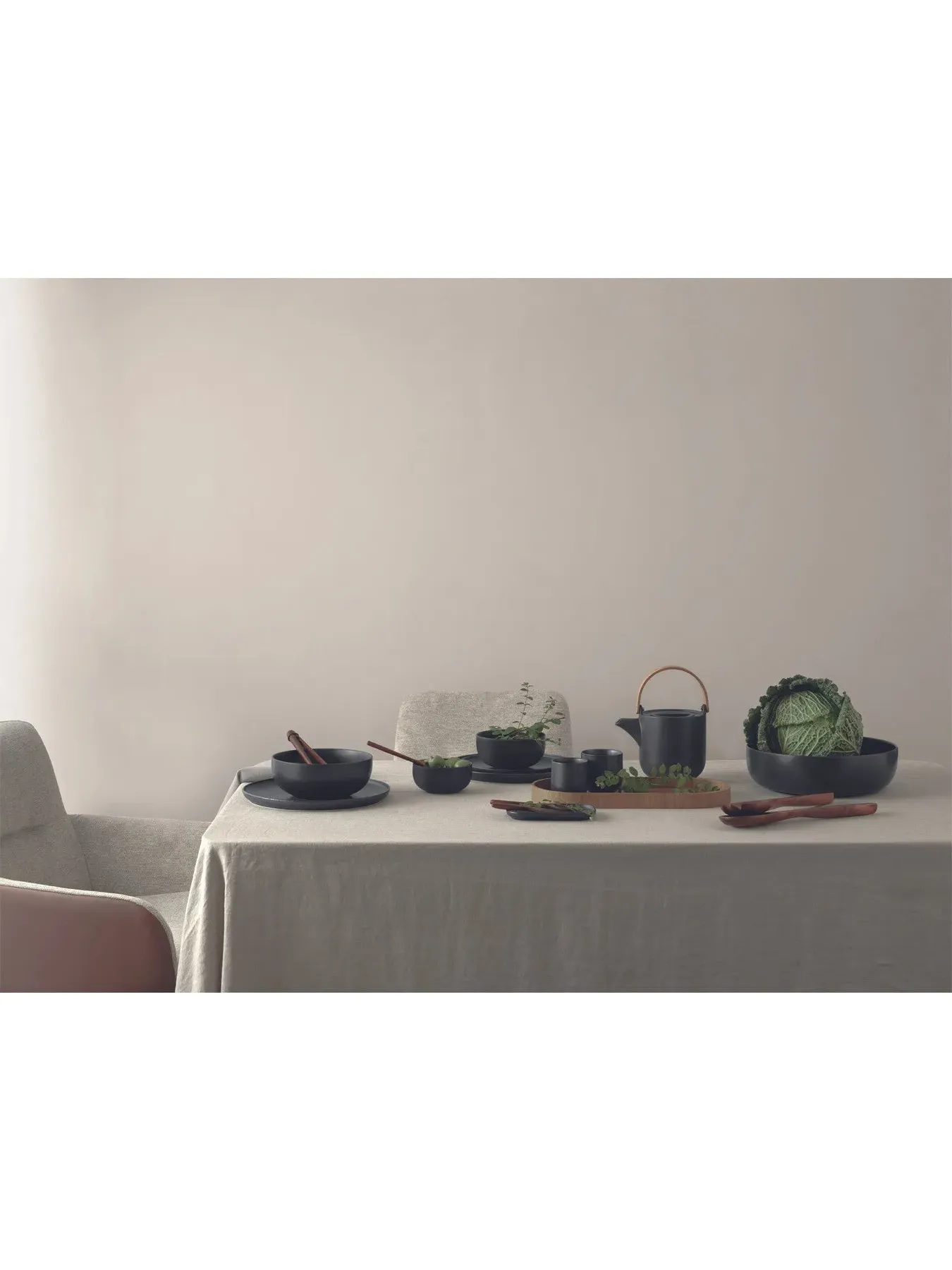 Teapot with Wooden Handle - Black, Porcelain