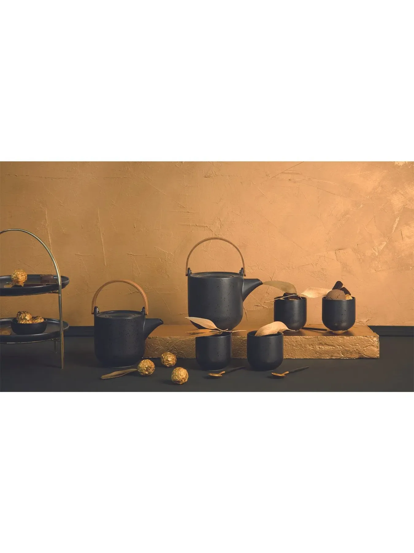 Teapot with Wooden Handle - Black, Porcelain