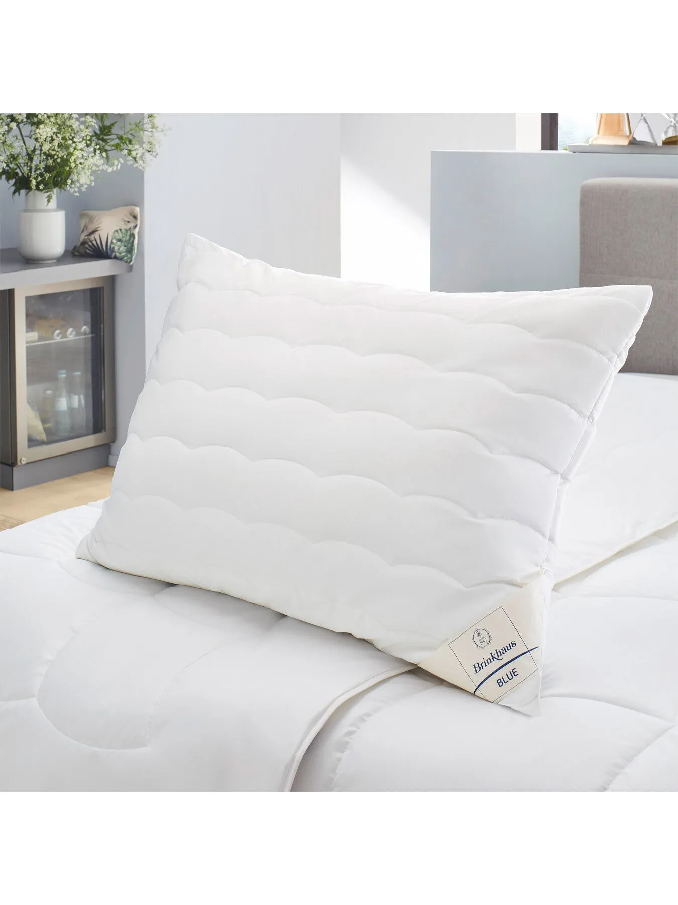 Square Pillow with Curved Wave Design - White