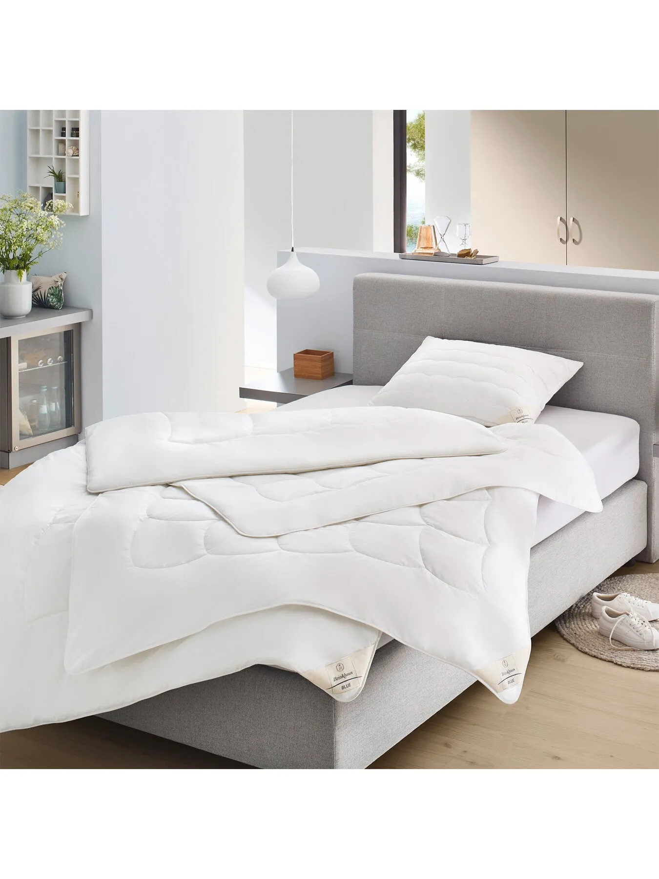 Square Pillow with Curved Wave Design - White