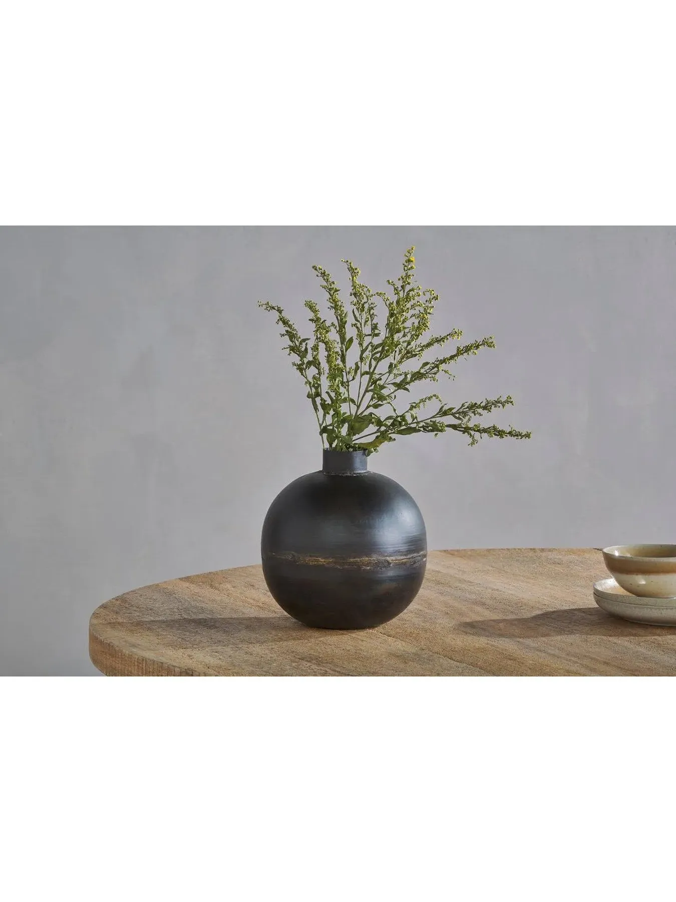 Round Vase with Recycled Design - Black, Iron