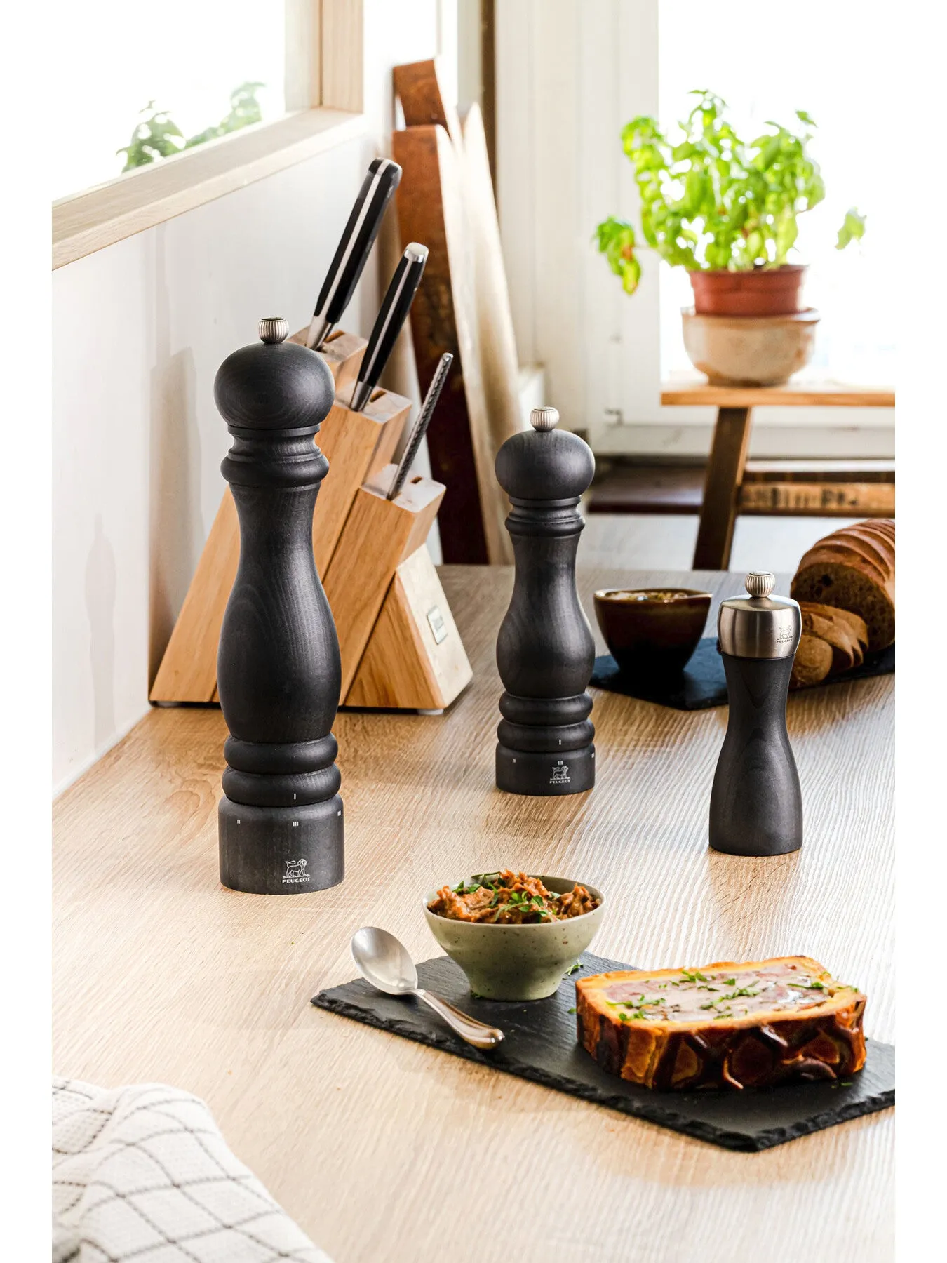 18cm Pepper Mill - Black, Wood