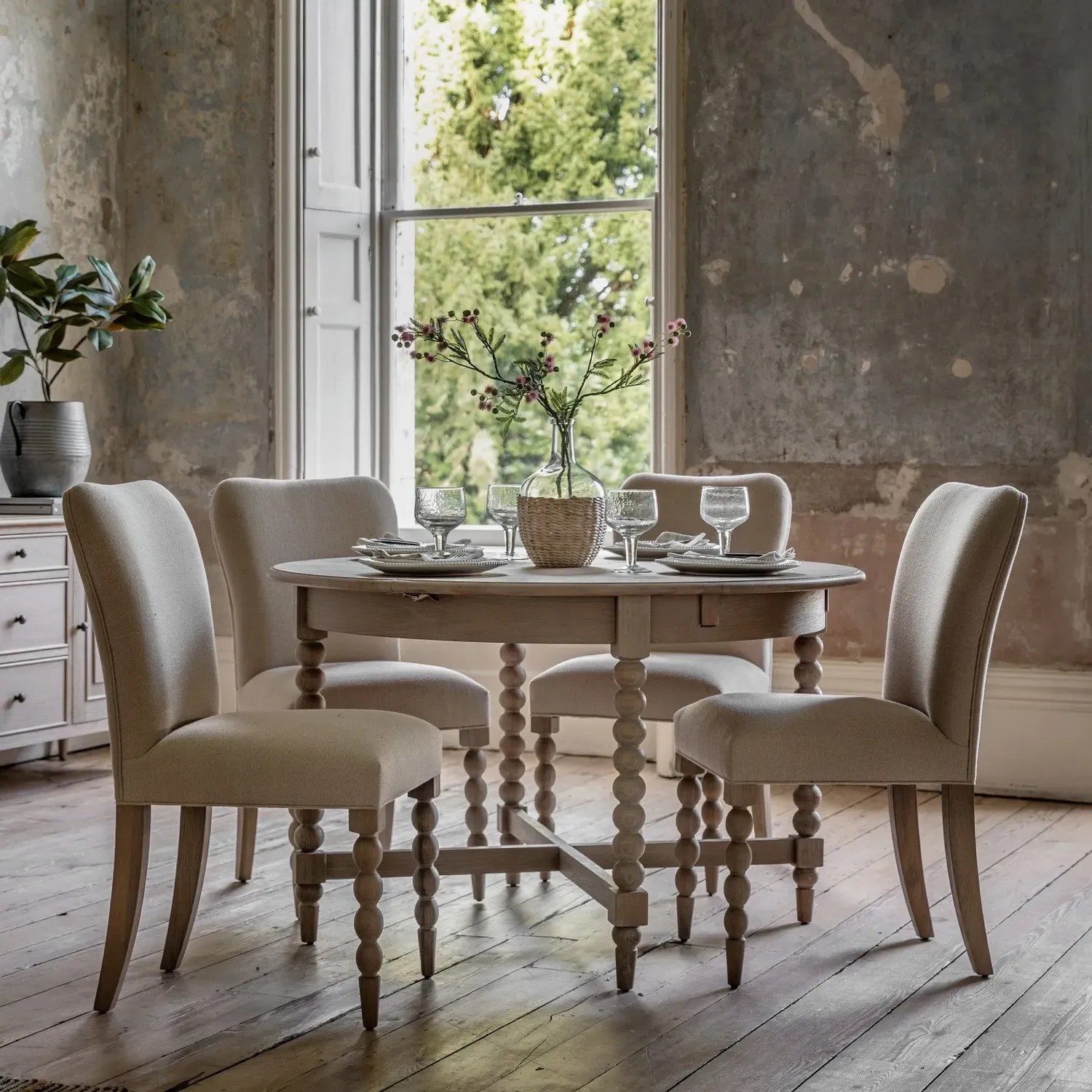Round Extendable Dining Table - Brown, Oak