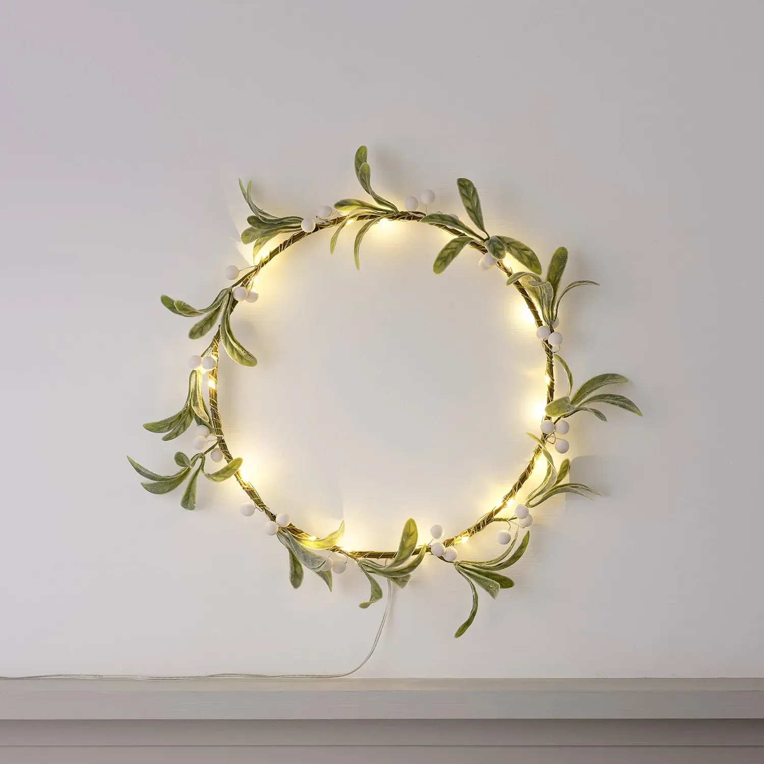 25cm Pre-Lit Mistletoe Wreath - Warm White image