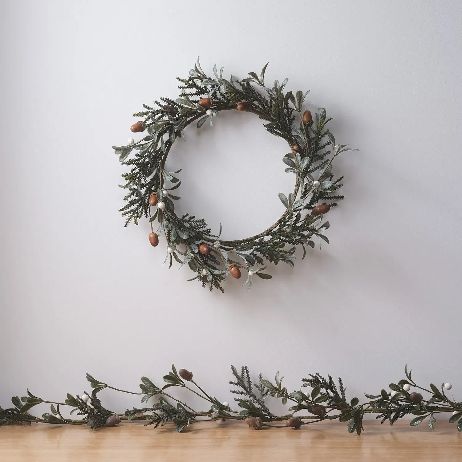 40cm Acorn & Winter Foliage Wreath - Natural