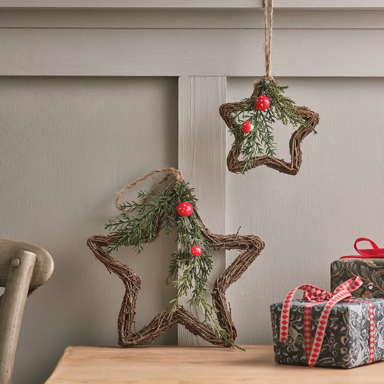 Set of 2 Star Hanging Decorations - Rattan image