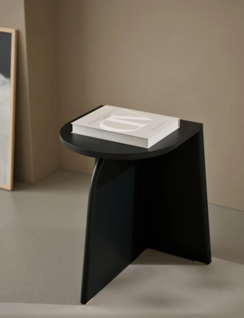 Round Side Table with Curved Base - Black image