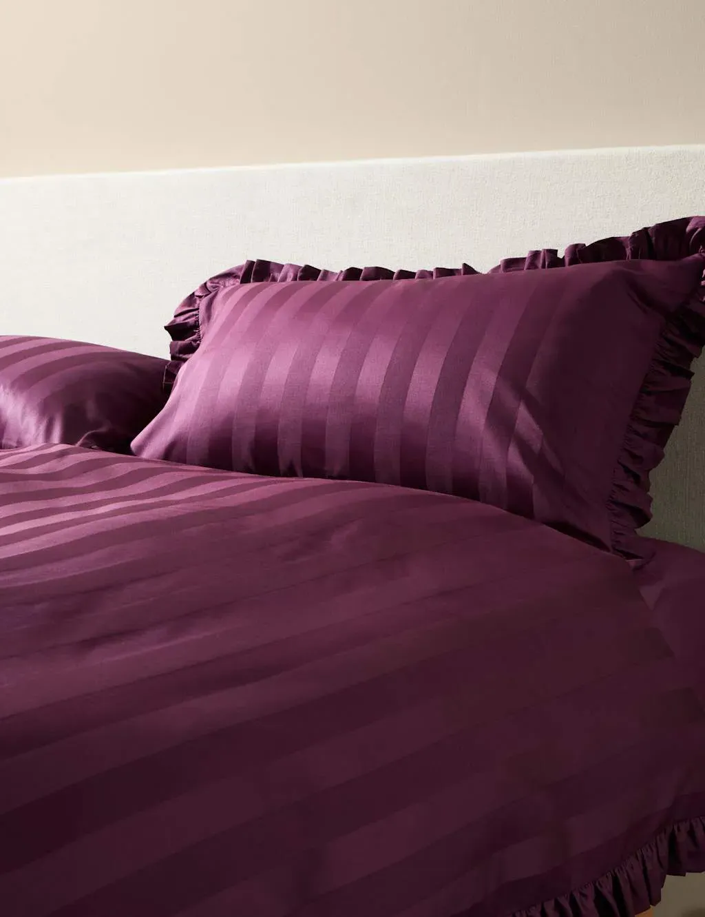 Double Bedding Set with Ruffle Edge - Mauve, Cotton image