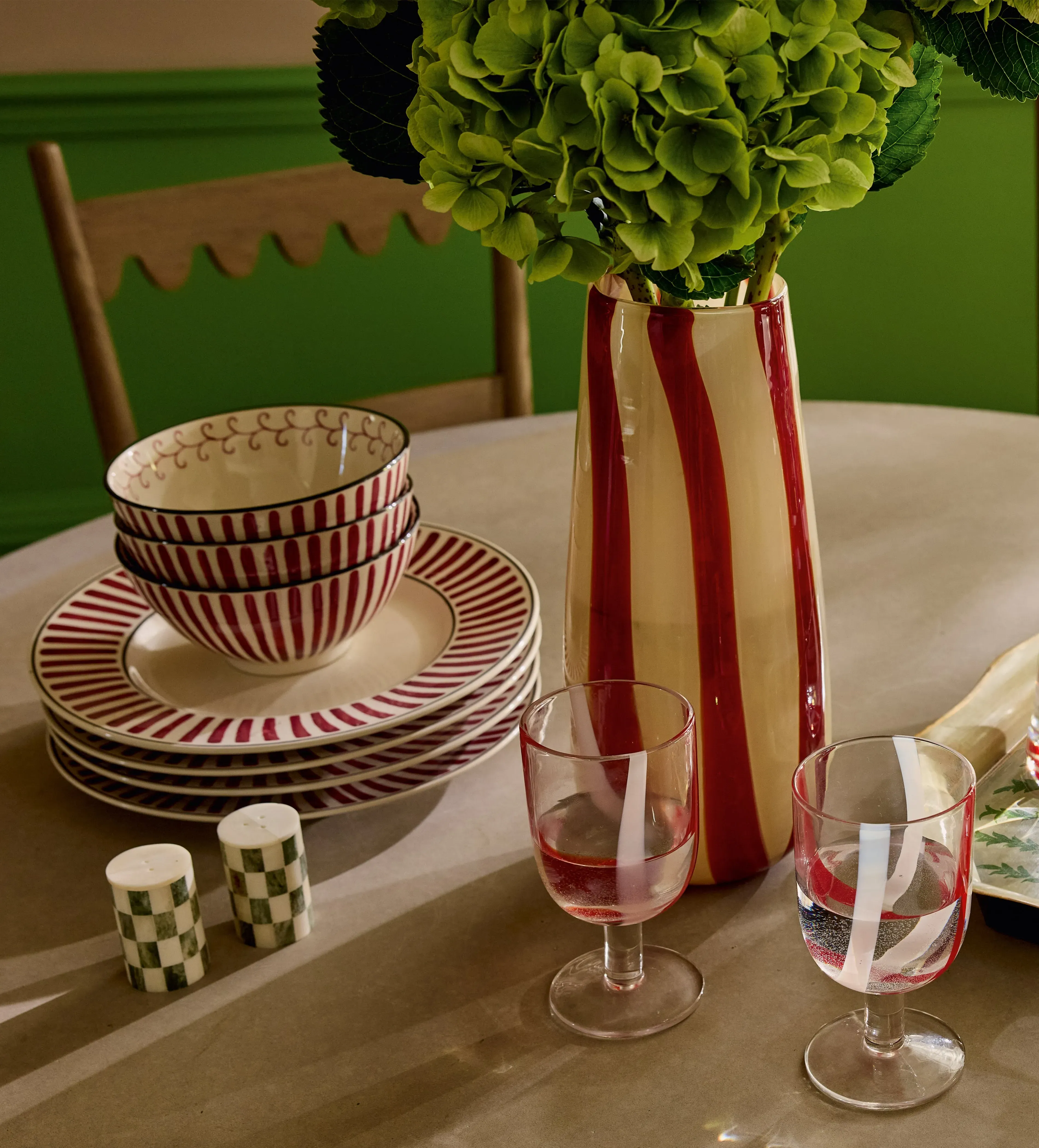 4-Piece Bowl Set with Vine Design - Crimson