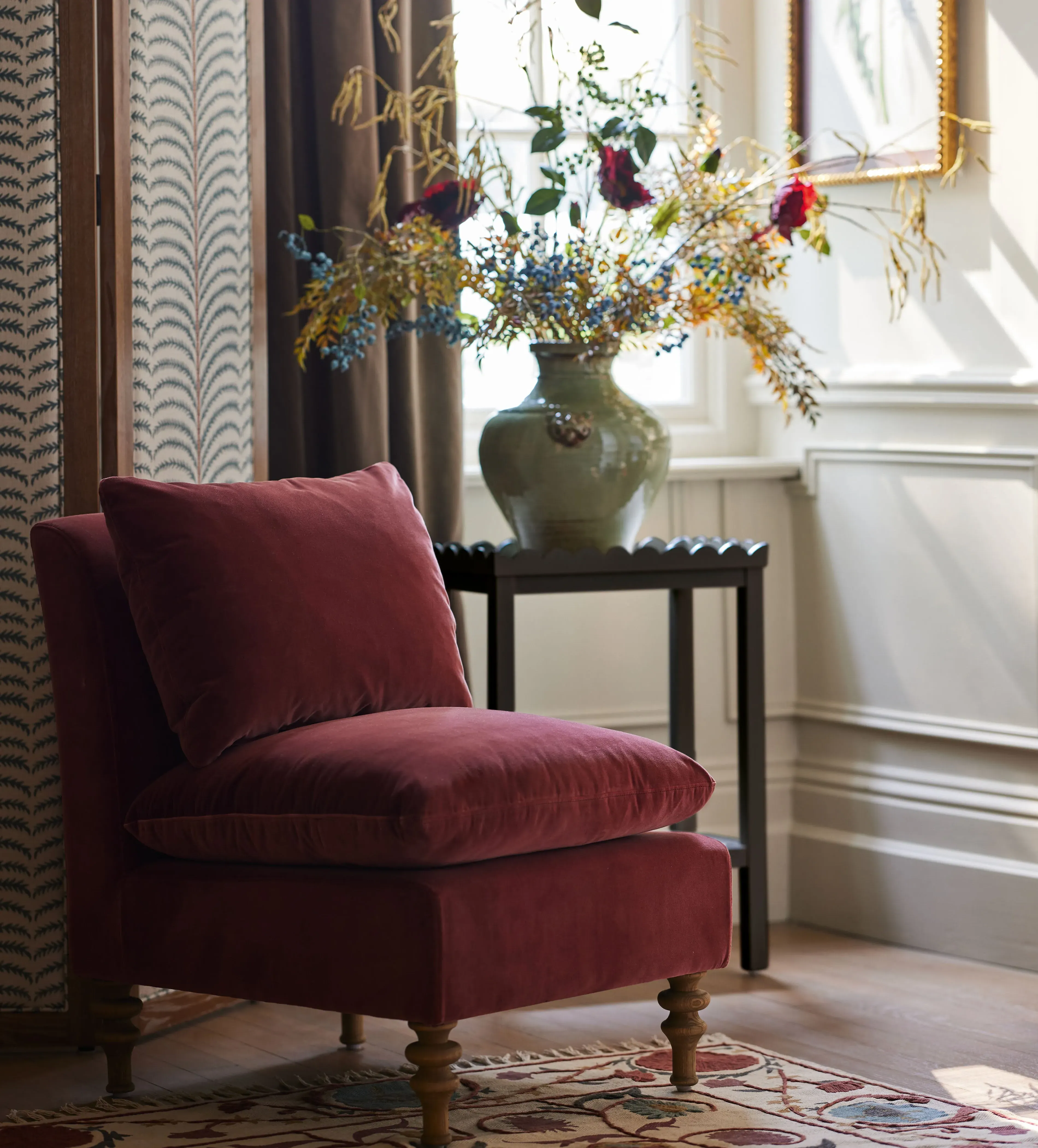 Round Side Table with Scalloped Edge - Black
