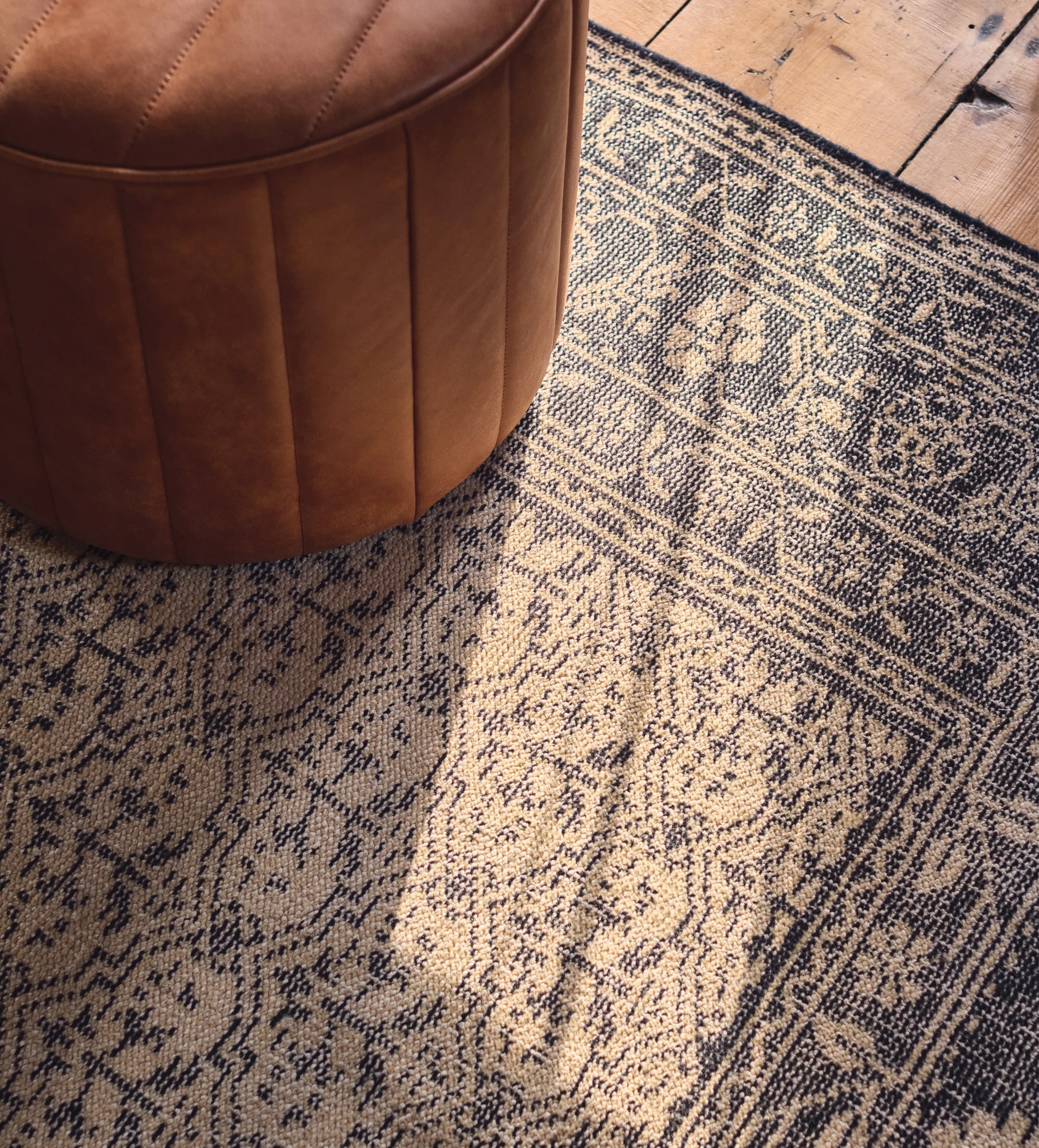 Traditional Rug with Floral Motifs - Navy, Wool