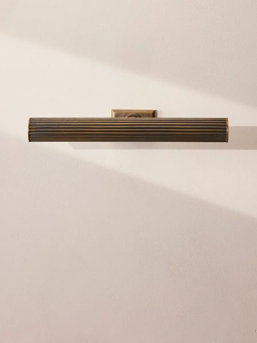 18" Picture Light with Ribbed Detail - Brass image