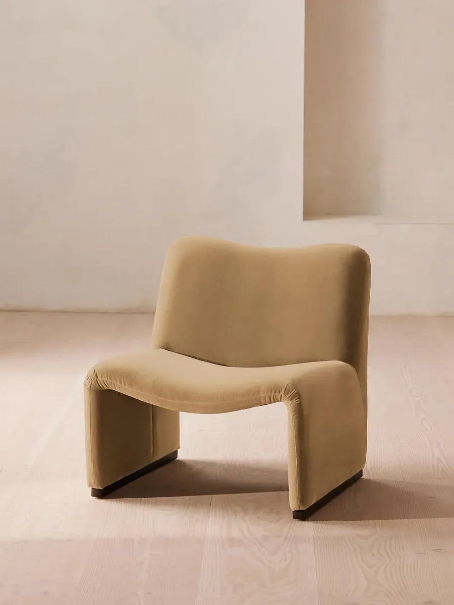 Curved Armchair with Birch Frame - Camel, Velvet image